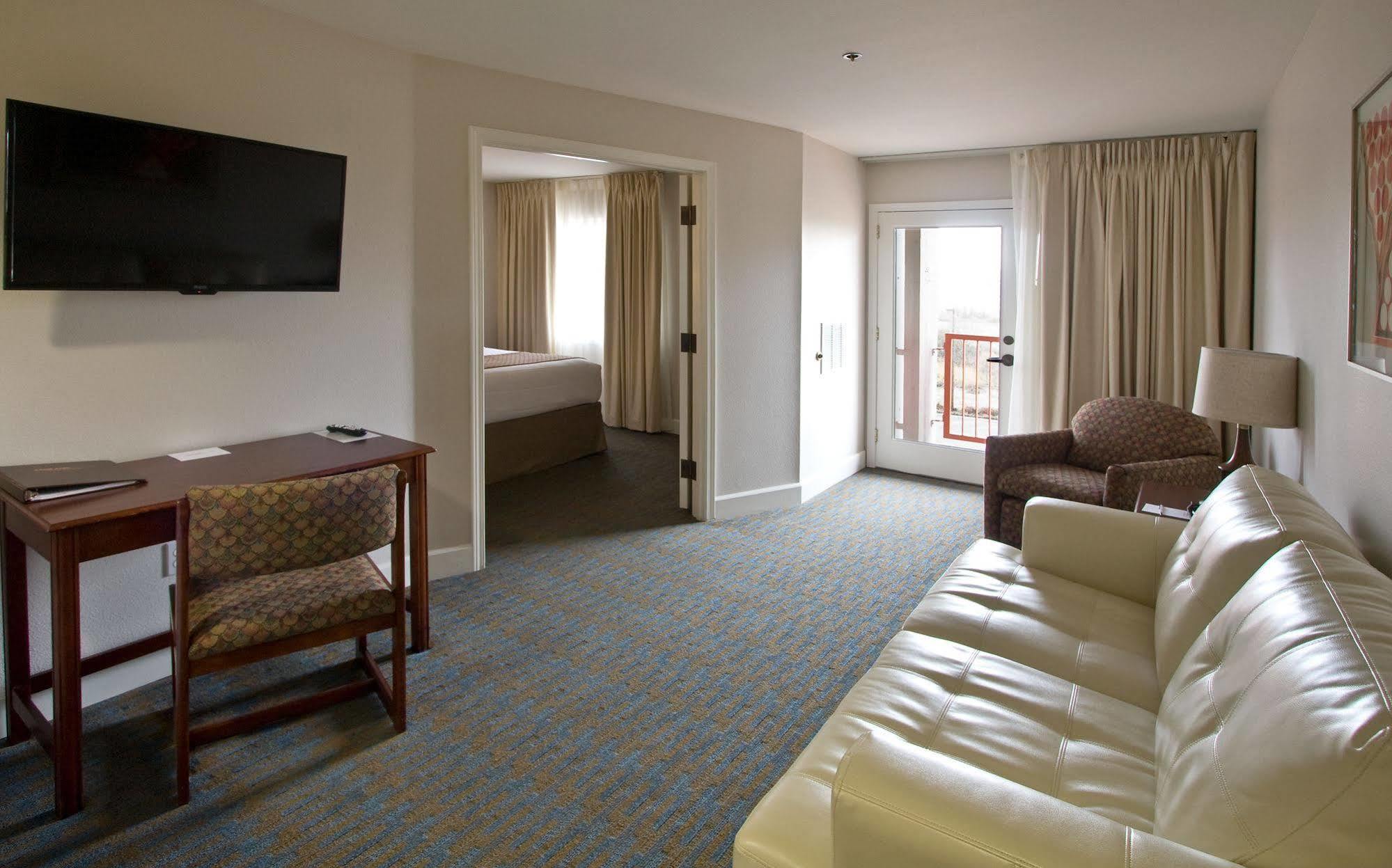 Ashland Hills Hotel & Suites Exterior photo